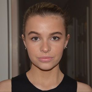Meet your Posher, Chloe